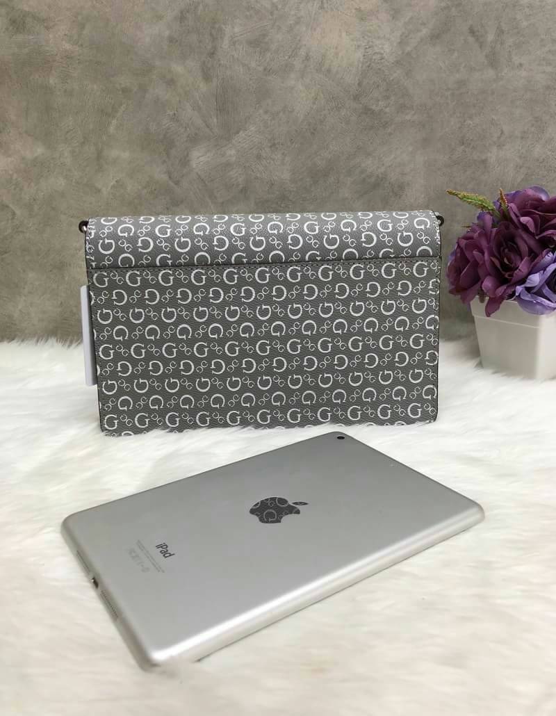 GUESS Embroidery Shoulder Bag กระเป๋าไหล่หรือ crossbody วัสดุหนังแกะเทียม น้ำหนักเบา ตัวกระเป๋าเพ้นท์ลายตัวG ทั้งใบ พร้อมปักรูปดอกไม้ด้านหน้า มาให้ งานปักละเอียด สวยมากๆ ค่ะ เปิดปิดกระเป๋าแบบฝาปิด แม่เหล็ก ใข้งานง่าย ด้านในโล่ง ใส่ ipad mini ได้ และมีช่อง