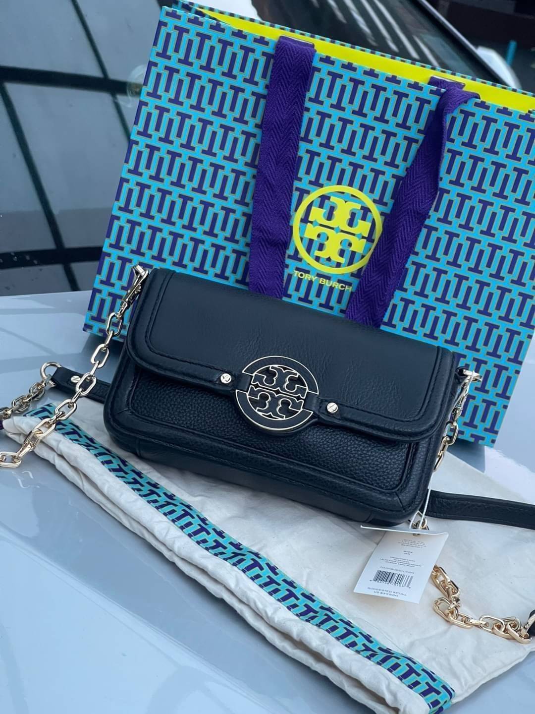 Tory Burch mini Amanda Leather crossbody bag กระเป๋าสะพายทรงครอสบอดี้ ที่ดูเรียบง่ายแต่ยังคงเสน่ห์ความเป็นTory ด้วยโลโก้ที่เป็นซิกเนเจอร์ มีฟังก์ชั่นการใช้งานที่ง่าย และคล่องตัว ทำให้สะดวกใช้งานได้ทุกที่ทุกเวลา สุดคลาสสิกและดูแพงด้วยโลโก้ด้านหน้าอะไหล่สีท