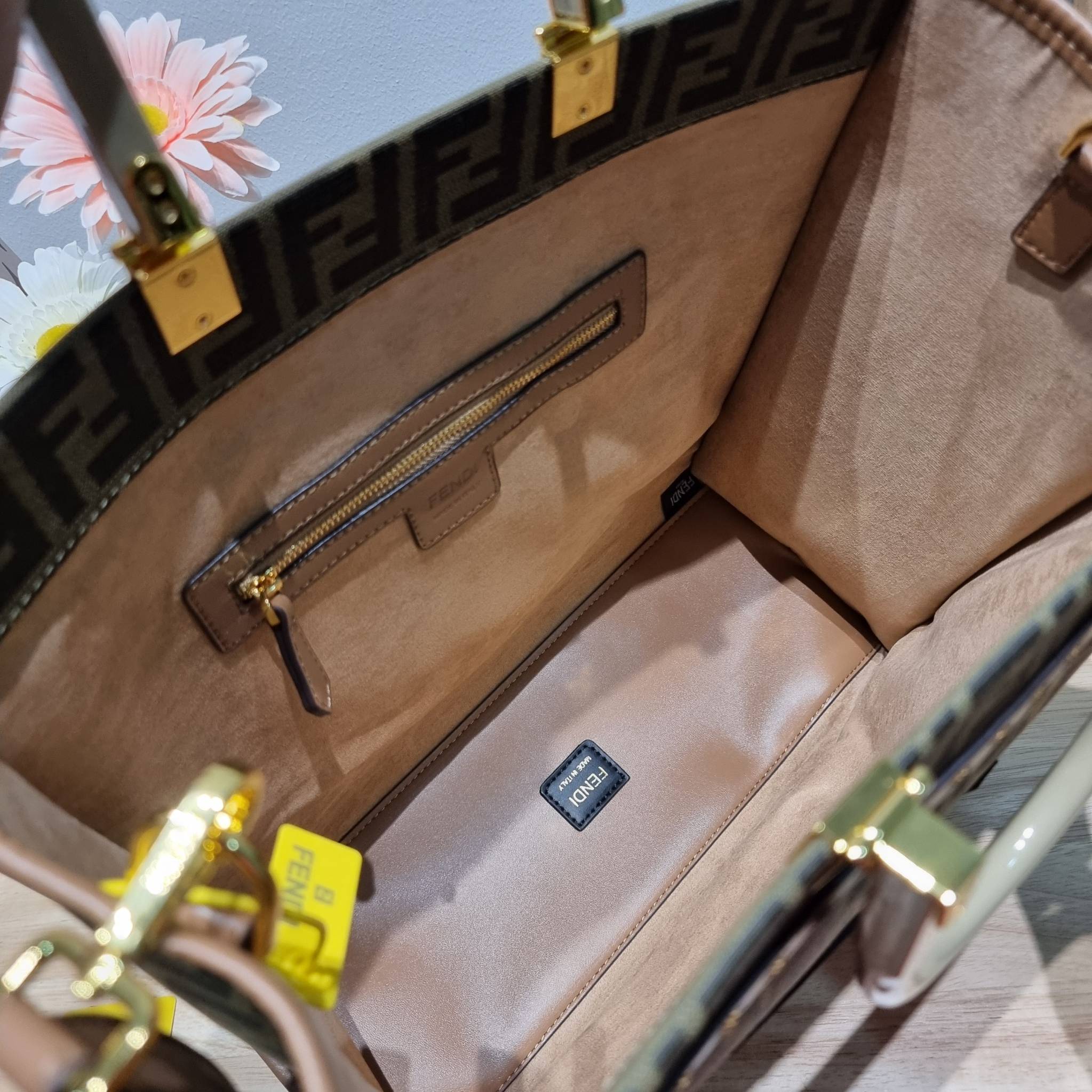 FENDI SHOPPING TOTE BAG / FENDI TOTE BAG กระเป๋าถือ/สะพายไหล่ ทรงสวย หรู ดูโดดเด่น ดีไซน์ทันสมัย วัสดุผ้าท็อปแคนวาสปั๊มลายแบรนด์รอบใบ ภายในโล่งกว้างมาก มาพร้อมหูจับในตัวและสายสะพายไหล่ ใช้งานได้ 2IN1