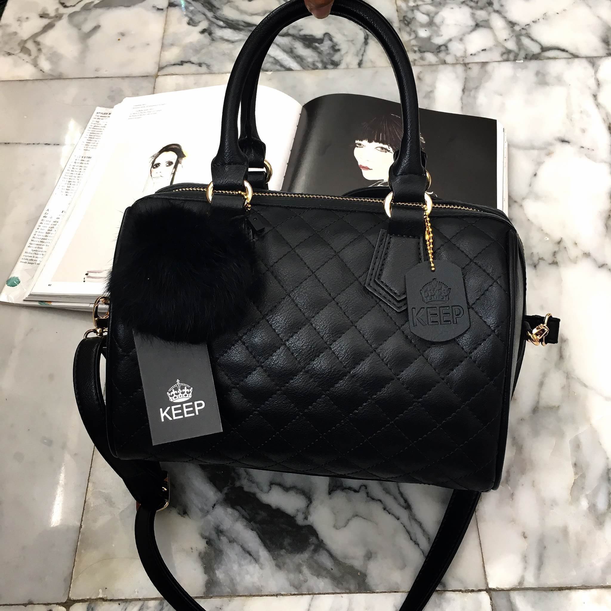 รุ่นใหม่ล่าสุด ขนาด มินิ หนังแกะสวยมากคะ สีเข้าใหม่ >> สี classy black รุ่น KEEP quited leather Pillow bag สวย น่ารัก ขนาดตอบทุกโจทย์การใช้งาน เห็นแล้ว #หลงรักเลยคะ ตัวกระเป๋าขนาดกำลังดี จุของคุ้ม หนังแกะ สวยมาก ดูแลรักษาง่าย #ตกแต่งด้วยพวงกุญแจปอมๆ