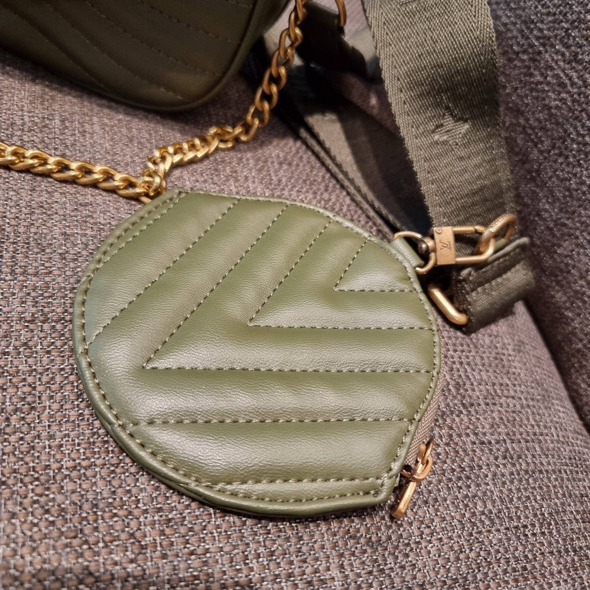 LV new wave pochette multi bag กระเป๋าสะพายมัลติฟังก์ชั่น สุดหรู มาพร้อม box set รับรองว่าดีงาม ลูกเล่นคลาสสิคผสานความวินเทจ มีสายสะพายให้ 2 เส้น และกระเป๋าใบลูก เล็กน่ารัก วัสดุหนังแท้ ภายในเป็นช่องโล่ง แบ่งสัดส่วนมีช่องย่อย ใบนี้ปรับใช้ได้หลายสไตล์ ลุคไ