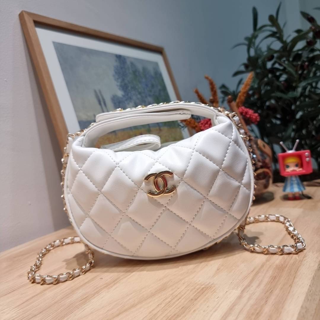 Chanel Pouch Hot item 2023 กระเป๋าสะพายกึ่งพอช ใบเล็กน่ารักน่าใช้ ถือไปไหนก็อัพลุคปัง วัสดุหนังแกะ สัมผัสนิ่มมือ หูจับในตัว ปรับได้อีกเล็กน้อย มาพร้อมสายสะพายโซ่