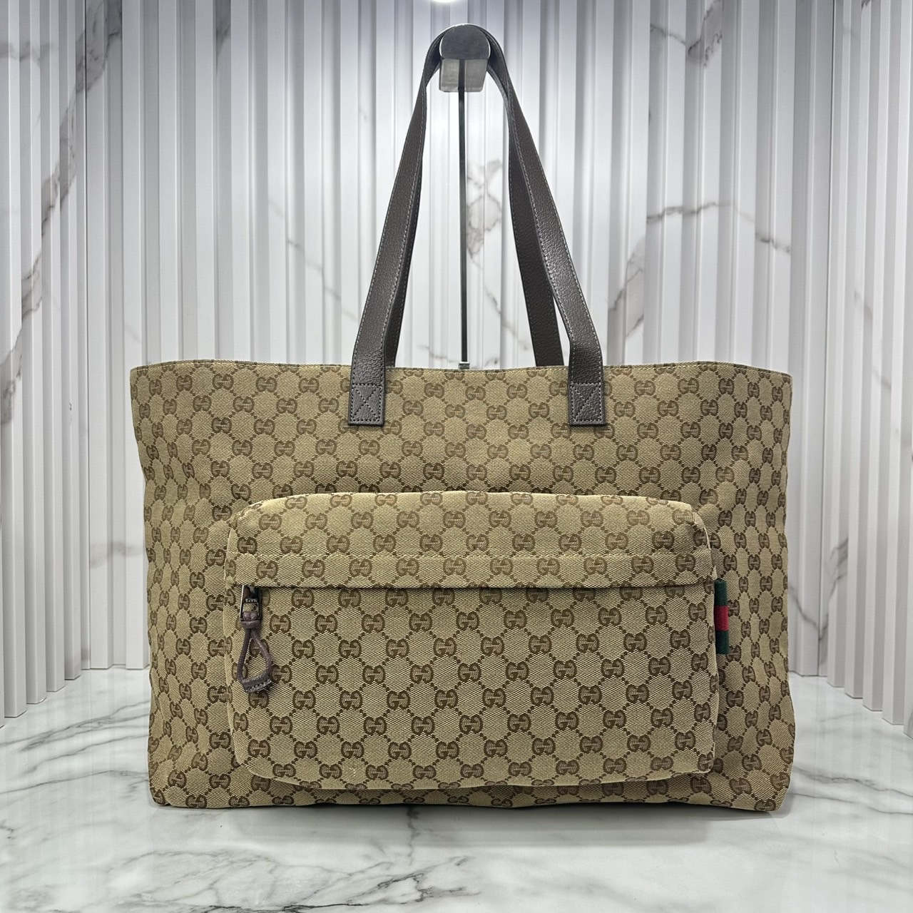 ORI หนังแท้ | GUCCI GG canvas maxi tote bag กระเป๋าสะพายทรงโท้ใบใหญ่ ผ้าแคนวาส GG สีเบจและสีน้ำตาลอีโบนี ซับในผ้าไนลอน ไอเท็มซิกเนเจอร์นำเสนอในคอลเล็กชั่น Fall Winter