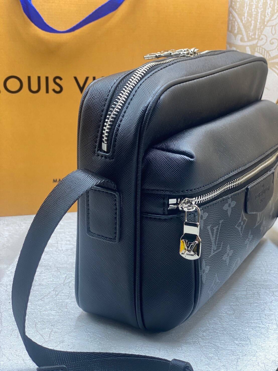 LV Messenger OUTDOOR Bag M30233 กระเป๋าแมสเซนเจอร์ กระเป๋าสะพายข้าง เป็นทรงที่ได้รับความนิยมอย่างมาก เนื่องจากมีขนาดกำลังดี พกพาสะดวกและมีดีไซน์หลากหลาย