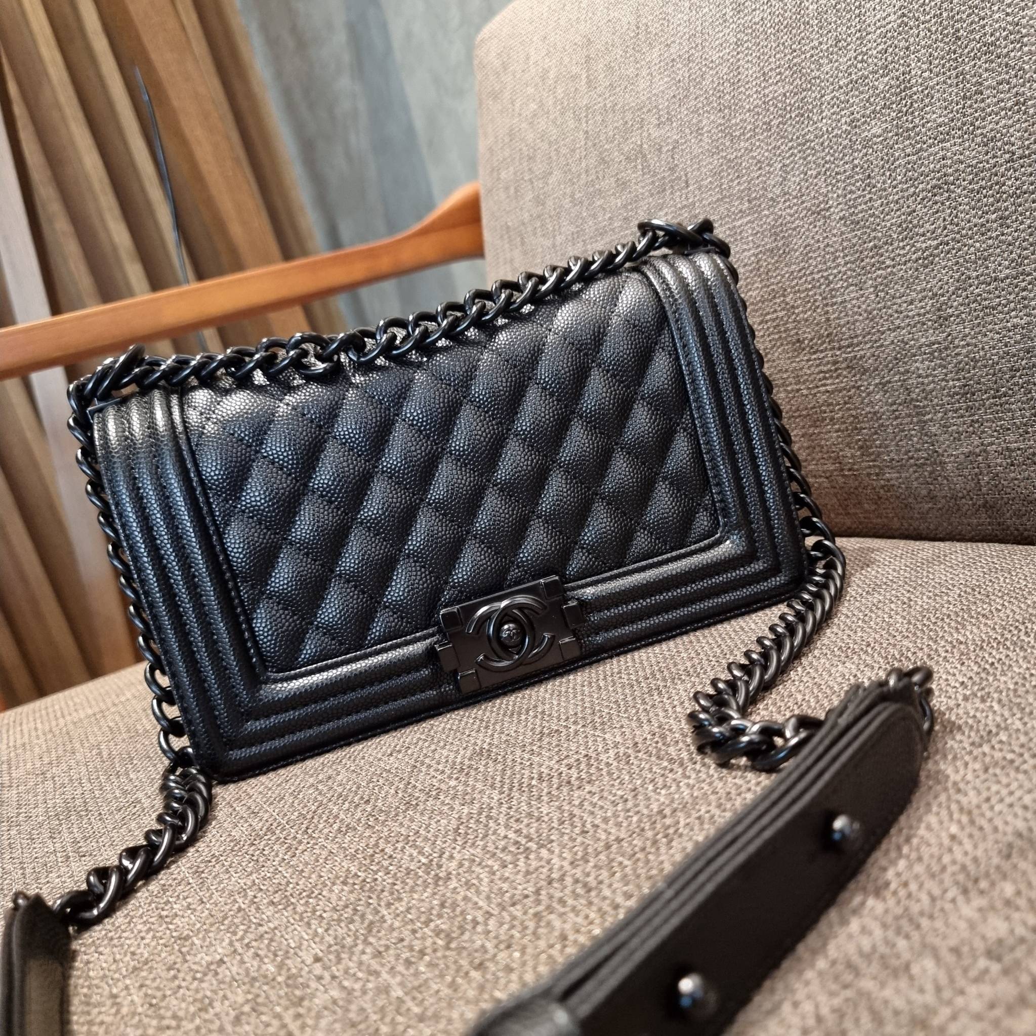 Chanel Boy 10" พร้อมส่งที่ไทย รุ่นสุดฮอต ดีไซน์อะไหล่ดำ เรียบหรูมากๆ!! วัสดุหนังลายคาร์เวีย ทรงคลาสสิคที่สาวๆห้ามพลาด!! ในราคาสุดคุ้ม เปิด-ปิดกระเป๋าด้วยตัวล็อค ภายในโล่งกว้าง ไซส์ใหญ่ใส่ของได้เยอะ มีช่องแยกในกระเป๋า มาพร้อมสายสะพายโซ่สลับหนังรองบ่า 