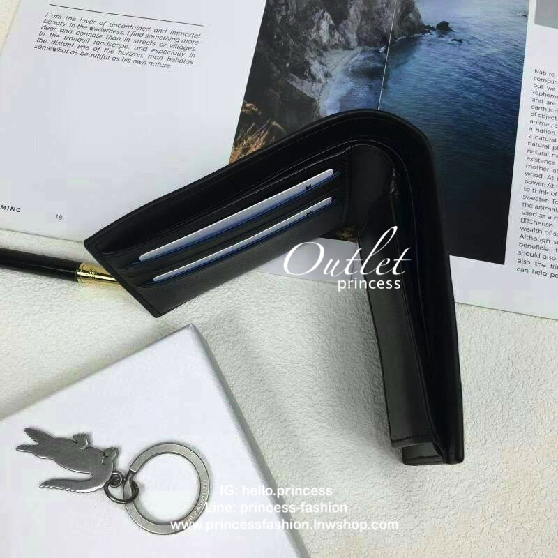 LACOSTE MEN'S Black Wallet And Key Ring Set ในเซตประกอบด้วยกระเป๋าสตางค์แบบพับ2ตอนสำหรับผู้ชาย มีช่องใส่บัตร ใส่ธนบัตรและช่องใส่เหรียญแยกเป็นสัดส่วน มาพร้อมพวงกุญแจโลหะจระเข้สัญลักษณ์แบรนด์ น่าใช้มากๆนะคะ