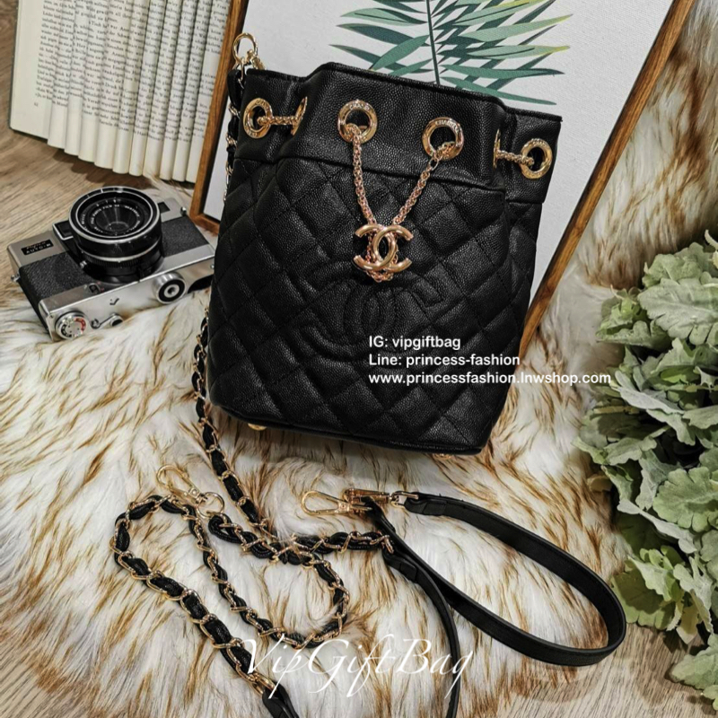 Chanel Crossbody Bag With Chain VIP Gift With Purchase (GWP) รุ่น Limited พรีเมี่ยม Chanel Perfume Counter ทรง Bucket Bag วัสดุหนังคาเวียร์ลายตารางเปิดปิดแบบDrawstringและแถบหนังคาดกลางประดับอะไหล่แบรนด์สีทอง ภายในมีโลโก้และช่อง1ซิป หัวซิปแบรนด์ ใส่มือถือ 