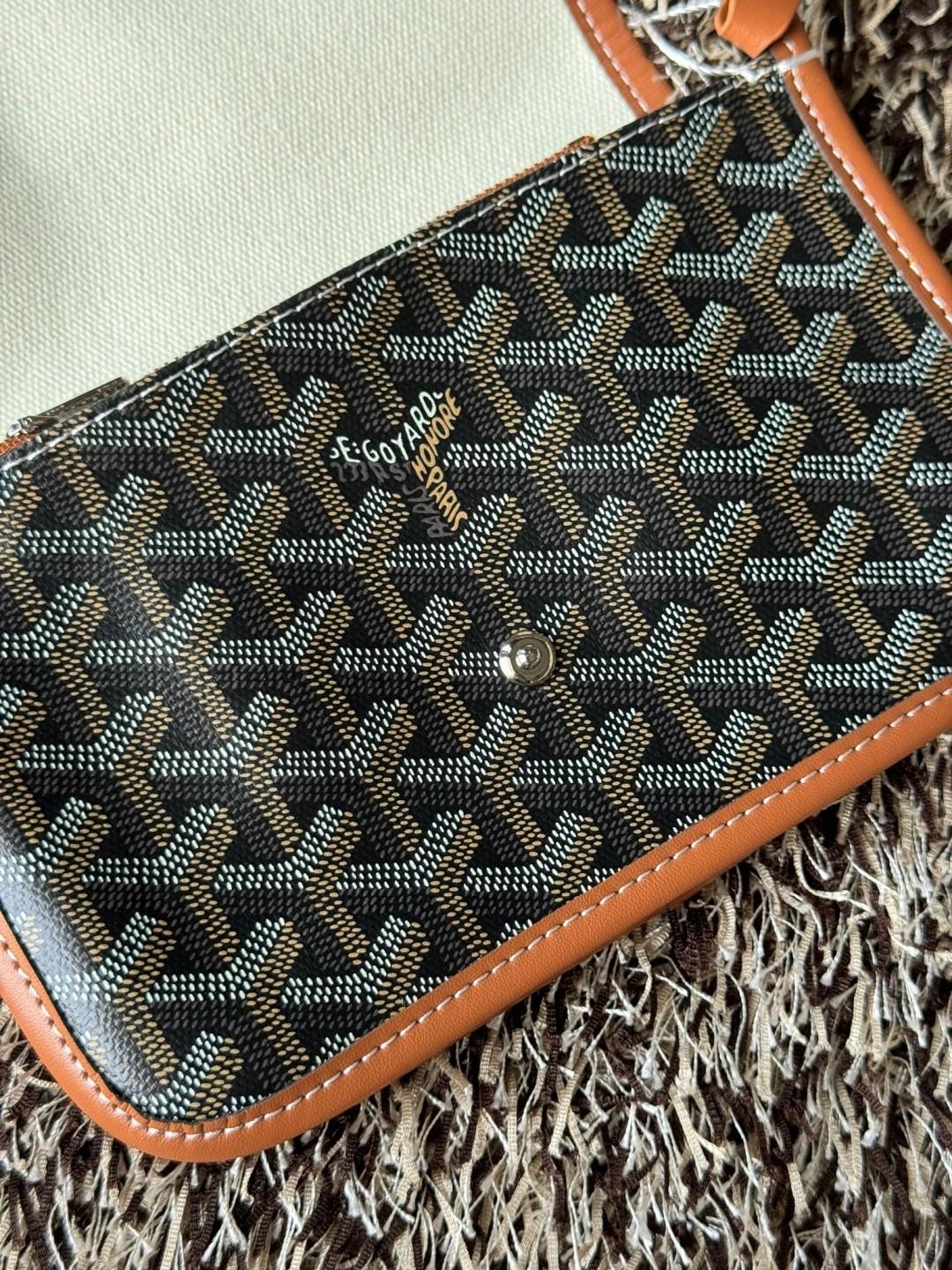Goyard Plumet Rocket Wallet กระเป๋าสะพายใบเล็กกะทัดรัด ดีไซน์กระเป๋าสตางค์ มีช่องเพียงพอสำหรับใส่ธนบัตร เงินสด เอกสารต่าง ๆ