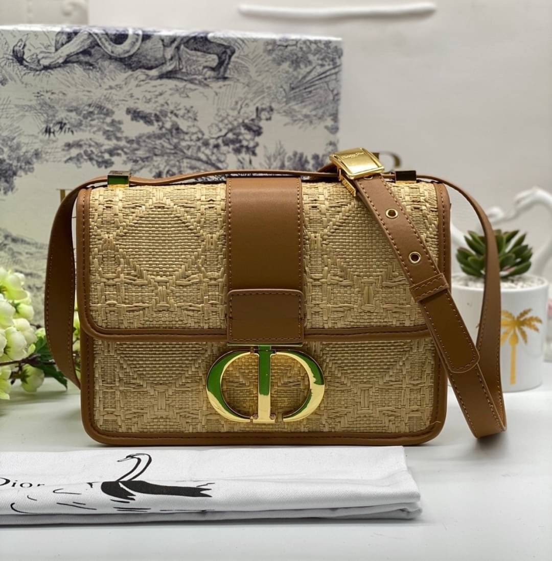 ORI 】DIOR 30 Montaigne Bag Natural Cannage Raffia พร้อมส่งที่ไทย ภาพสินค้าถ่ายจากงานขายจริง ใช้งานต่างประเทศได้ เอกลักษณ์ของความหรู น้ำหนักเบา ไอเท็มหายาก!! Best seller!! ยกให้น้องเลย!! ดีไซน์เรียบหรูในความเป็นเอกลักษณ์ ใช้งานง่าย สะดวก ได้ทุกโอกาส แนะนำเ