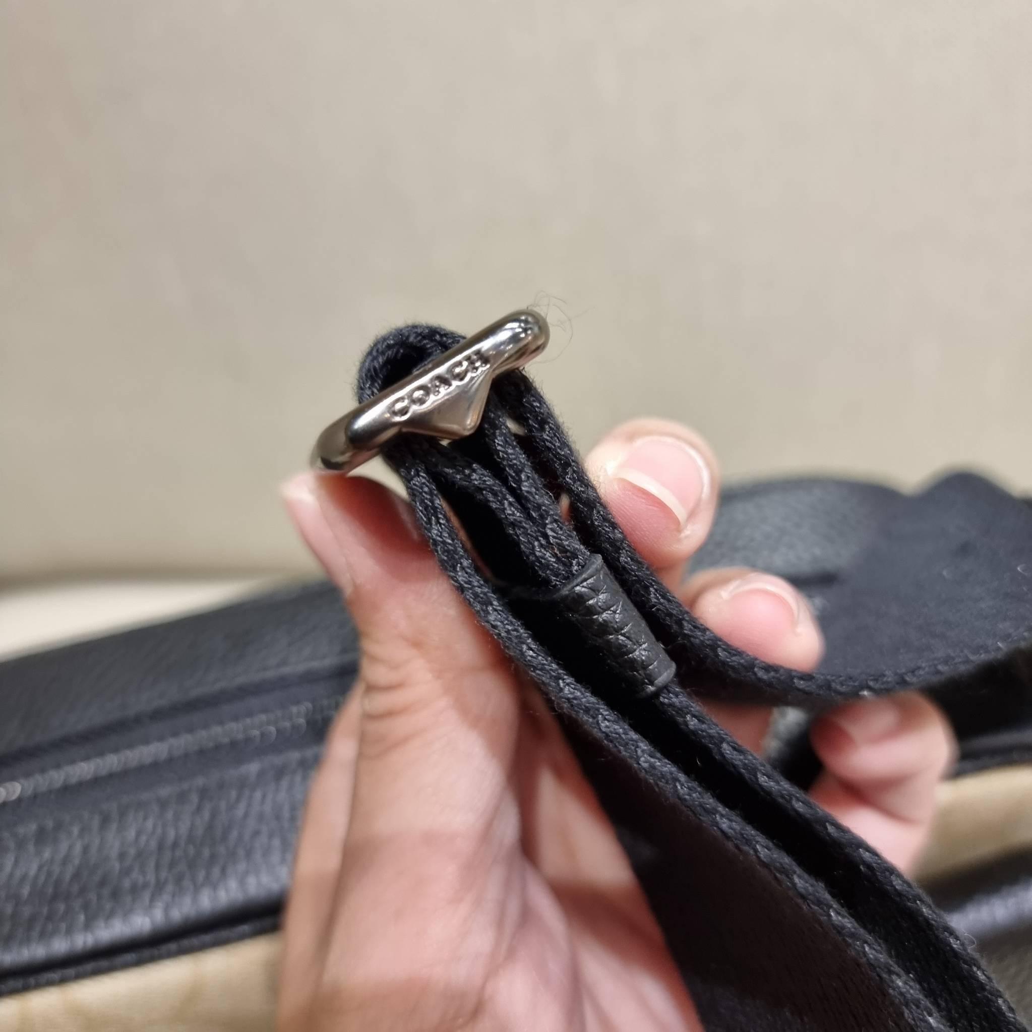 COACH C6080 HUDSON CROSSBODY IN BLOCKED SIGNATURE CANVAS ยกความคูลมาให้หนุ่มๆถึงที่!! ไอเท็มเด็ดหายาก กระเป๋าสะพายข้างดีไซน์ตัดสี เท่ไม่ซ้ำ วัสดุหนังแคนวาสสลับหนัง pepble ทนทาน ใช้งานง่าย ด้วยฝาปิดแบบกระดุมแม่เหล็กด้านหน้า และซิปที่ช่องหลัก ใช้ของได้เลยแบ