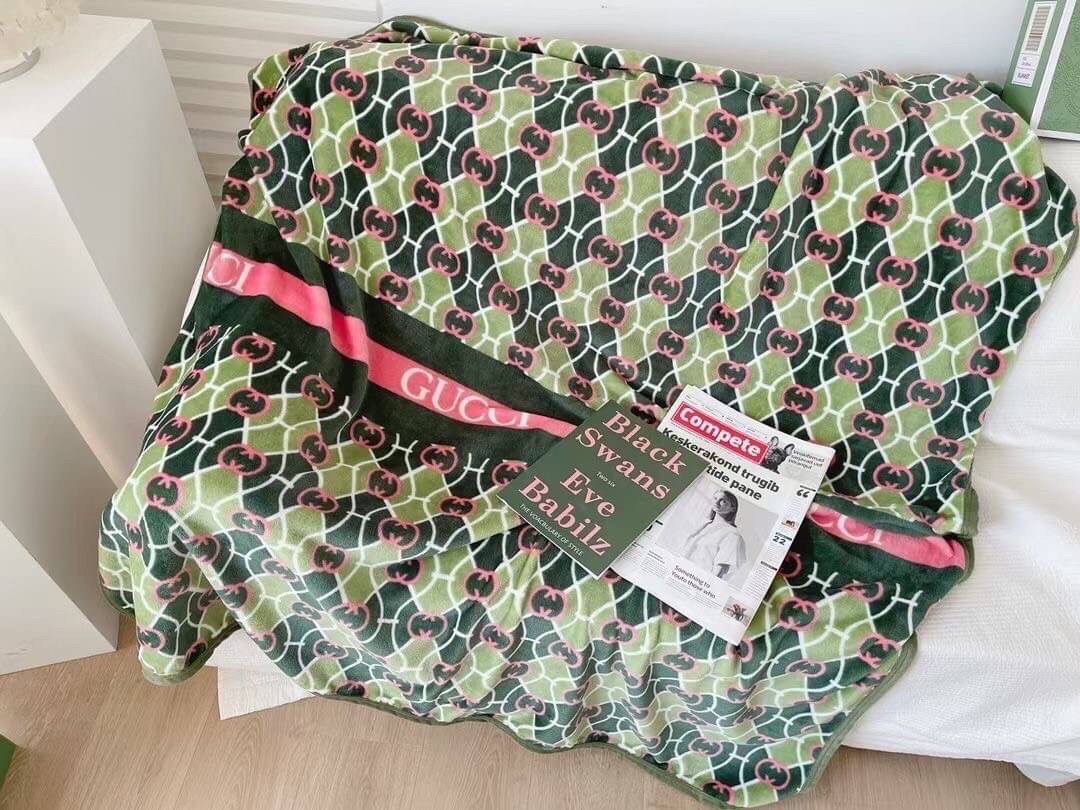 VIP GIFT 】Best Gift! พร้อมกล่อง GUCCI Blanket ไอเท็มแนะนำ ผ้าห่มนุ่มนิ่ม ขนปุยๆๆ สบายผิวมาก เนื้อผ้านิ่มฟูนุ่มใช้ได้ทุกโอกาส ขนาดกำลังดี พกพาสะดวก สามารถพกไว้ใช้ในรถ ใช้ในออฟฟิศได้ จะซื้อใช้เองหรือมอบเป็นของขวัญก็ดูดีพร้อมส่งที่ไทย ราคาสุดคุ้มไม่ต้องรอพรี