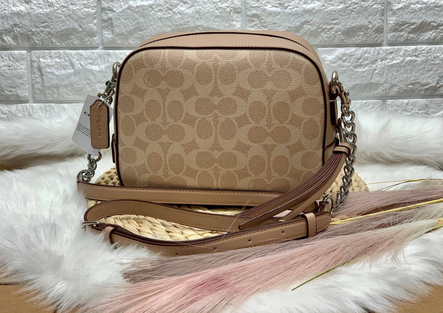 COACH SIGNATURE CROSSBODY BOX BAG ((F31208)) 🔺สินค้าขายดี กระเป๋าสะพายวัสดุหนังแท้ จาก coach factory outlet หนังนิ่ม ทรงสวย ตัวกระเป๋าลายแบรนด์ ตัดขอบหนังเรียบได้สวยงามค่ะ ด้านหน้า-หลัง มีช่องสำหรับใส่ของ เปิดปิดกระเป๋าแบบซิป ที่จับเป็นพวงหนังอะไห