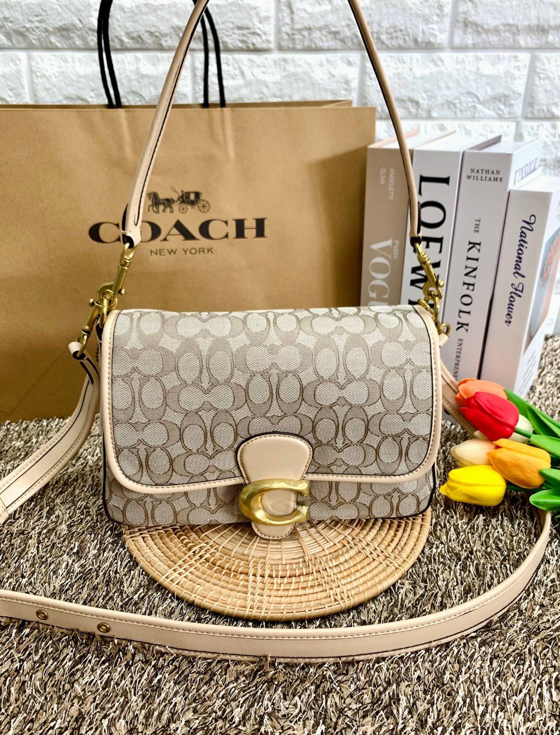 สวย คลาสสิคมากๆจ้าา COACH SOFT TABBY EUROPEAN CLASSIC UPGRADE PORTABLE BAG((C4821)) พร้อมส่งทันทีค่ะ สินค้าออกใหม่!! กระเป๋าหิ้ว//สะพายข้างได้ สุดคุ้ม! วัสดุ jacquard+หนังแท้ ได้สวยงาม คลาสสิคมากๆค่ะ น้ำหนักเบา เปิดปิดแบบกระดุมแม่เหล็กเป็นอะไหล่โลโก้แบรนด