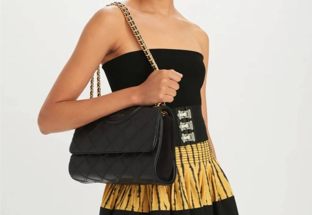 TORY BURCH FLEMING SOFT CONVERTIBLE SHOULDER BAG รุ่นหายาก กับดีไซน์ใหม่ล่าสุด มาพร้อมเสิร์ฟความสวยถึงบ้านไปเลย กับกระเป๋าสะพายไหล่ขนาดกำลังสวย หนังแท้นิ่มเต็มใบ สัมผัสสบายมือ