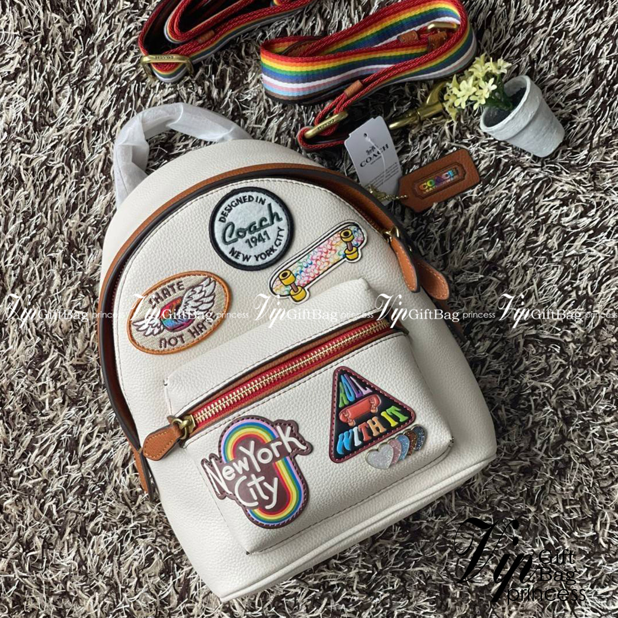 COACH CHARTER BACKPACK WITH PATCHES กระเป๋าเป้สะพายรุ่นนี้เป็นส่วนหนึ่งของ Coach Pride Collection ซึ่งเป็นการเฉลิมฉลองความเสมอภาค ความหลากหลาย และการแสดงออกถึงตัวตนที่แท้จริงภายในชุมชน LGBTQIA+ ในเดือนนี้และทุกเดือน กระเป๋าเป้ใบเล็กใบนี้เป็นรูปทรงย้อนยุคพ