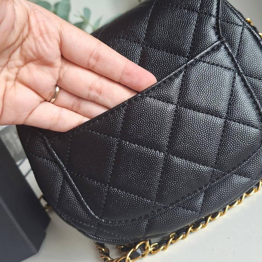 CHANEL VIP CROSSBODY CHAIN BAG กระเป๋าทรงครอสบอดี้ ที่กำลังมาแรงมาในตอนนี้ หนังพียูพรีเมี่ยมลายคาเวียร์ อะไหล่ทองวินเทจทั้งใบ ด้านหน้าประดับโลโก้หนูสุดหรู