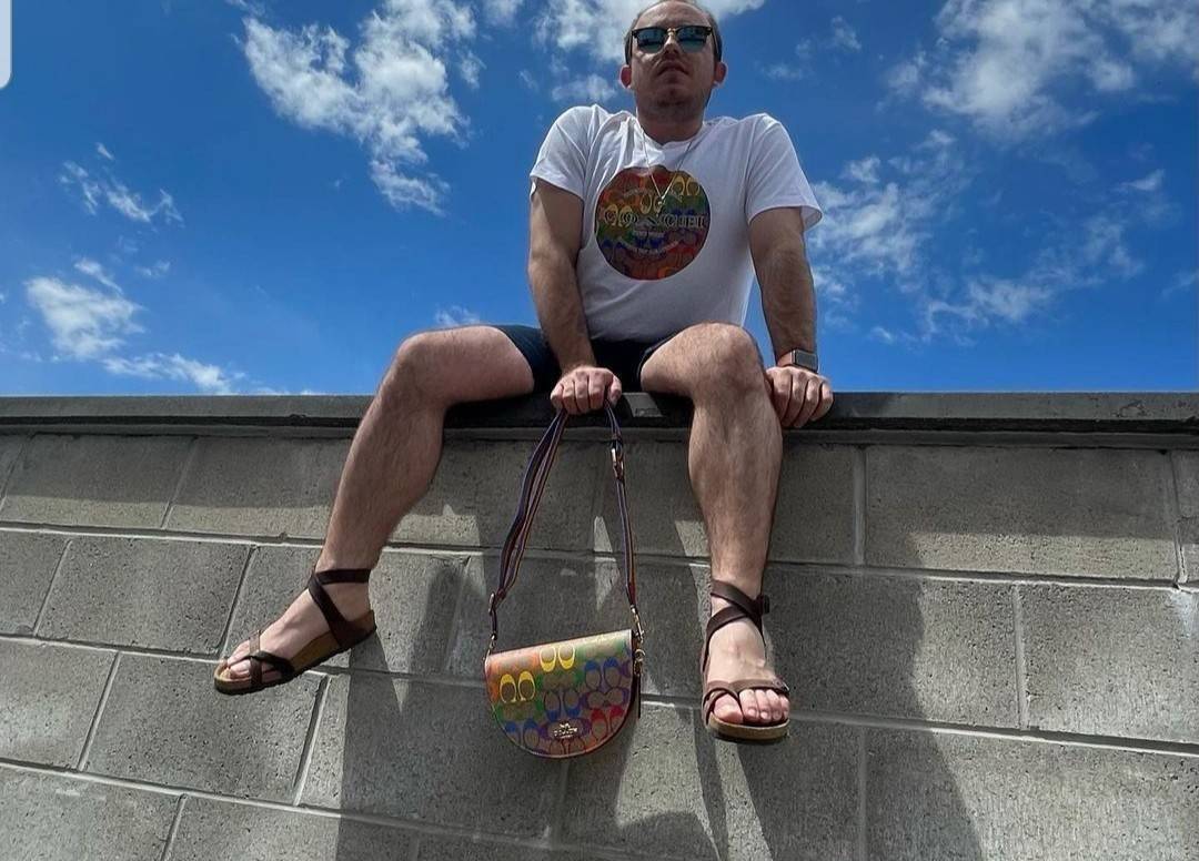 COACH ELLEN CROSSBODY IN RAINBOW SIGNATURE CANVAS (COACH C4098) ให้สายรุ้ง มัดใจได้มั้ยเนี้ย🌺คอลเลคชั่นที่ไม่ต้องพูดเยอะ//กระเป๋ารูปทรงน่ารัก ที่ใครได้เห็นเป็นต้องอดใจไม่ไหว // วัสดุหนังแคนวาสผสมหนังแท้ กระแทกความสดใสขึ้นไปอีกขั้น ด้วยลาย