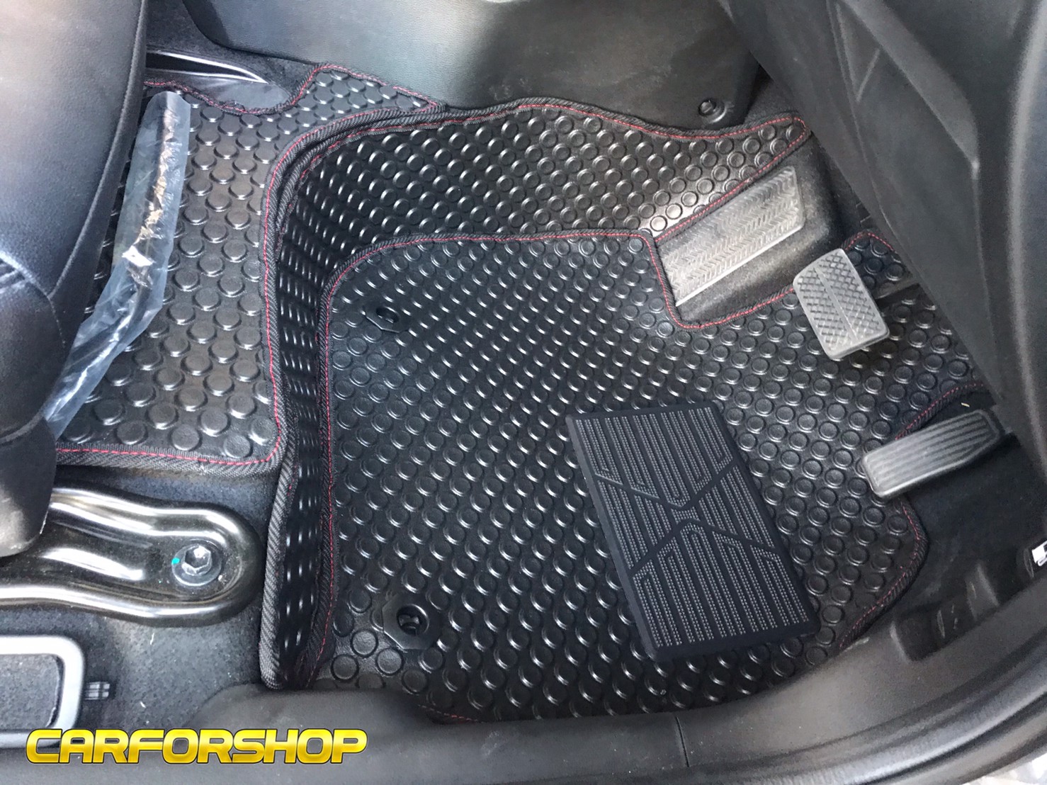 พรมปูพื้นรถยนต์ HONDA CITY 2014-19 ลายกระดุม สีดำด้ายแดง เต็มคัน