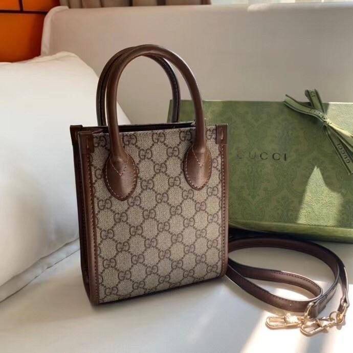 Gucci mini Tote กระเป๋าสะพายข้าง Premiumgift วัสดุหนังแท้ ด้านในโล่ง ใส่กระเป๋าตังค์ ใส่โทรศัพท์ Iphone+ ได้ สายยาวปรับระดับได้ Crossbody ได้ น้ำหนักเบา มาพร้อมกล่องและลิปบิ้นแบรนด์ สวยหรูดูแพง จะซื้อใช้เองหรือเป็นของขวัญก็เหมาะ ได้ไปไม่ผิดหวังค่ะ ไอเท็มน