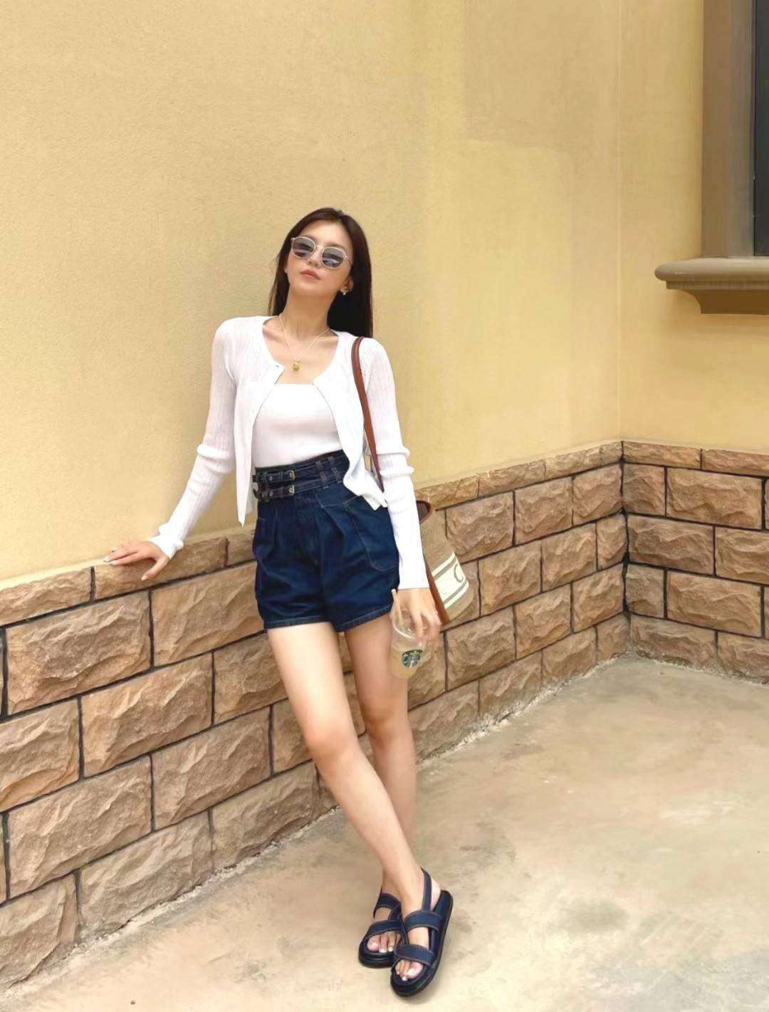 Celine Bucket Bag In Textile with Celine Logo สาว ๆ คนไหนกำลังมองหากระเป๋าสะพายที่สามารถจุของได้แบบกำลังพอดี เราขอแนะนำเป็นใบนี้เลยค่ะ เพราะมีขนาดที่ไม่เล็กและไม่ใหญ่จนเกินไป ให้ความคล่องตัวสูง มีฐานกว้างสามารถใช้สะพายไหล่เมื่อต้องการออกงานทางการหรือจะสะพ