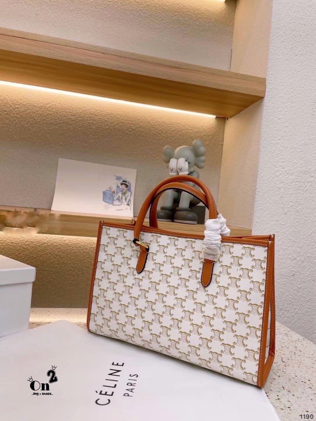 CELINE LARGE TOTE BAG VIP กระเป๋าทรงโท้ท shopping วัสดุ TRIOMPHE CANVAS หนังแท้สวยอยู่ทรงดีไซน์หรูคลาสสิค มาพร้อมTAGสายหนังห้อยกุญแจทอง ภายในโล่งกว้างมีช่องซิป หัวซิปแบรนด์ สามารถใส่เอกสาร A4 หนังสือ ipad Notebook ของใช้ได้เยอะจุใจ หูจับหนังแท้เเข็งแรงจับ
