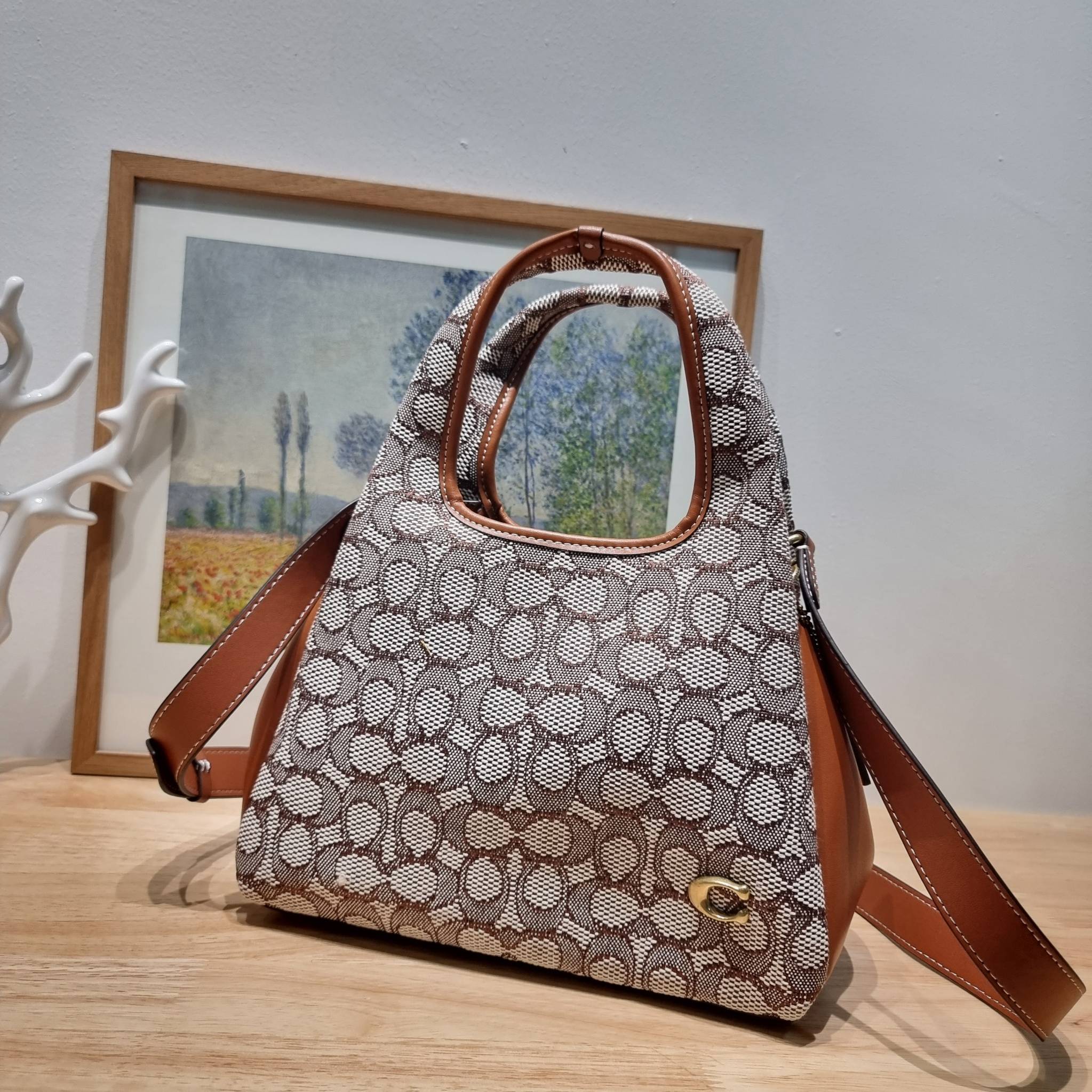 COACH LANA SHOULDER BAG 23 IN SIGNATURE JACQUARD CM550 พร้อมส่ง กระเป๋าถือ/สะพายทรงเก๋ โดดเด่นด้วยลวดลายซิกเนเจอร์บนผืนผ้าทอสวย หูจับในตัวถือสะดวก รีบช้อปได้ใช้ก่อนใครไปเลย