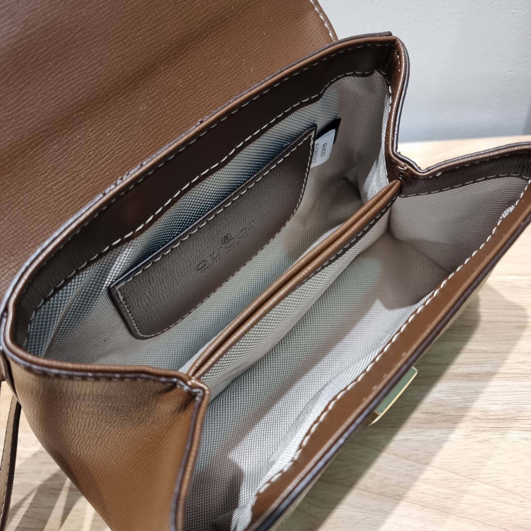 Gucci Horsebit 1955 mini bag / GG VINTAGE CROSSBODY BAG ใหม่จากพรีเมี่ยมกิ๊ฟสุดคุ้ม กระเป๋าสะพายข้าง สวยย้อนยุค ดีไซน์วินเทจแฝงความหรู วัสดุหนังแคนวาส เปิด-ปิดด้วยกระดุมแม่เหล็ก ภายในโล่งกว้าง แบ่งสัดส่วนไว้อย่างดี สายสะพายมีให้ 2 ถึงแบบ สลับใช้ได้ไม่มีเบ