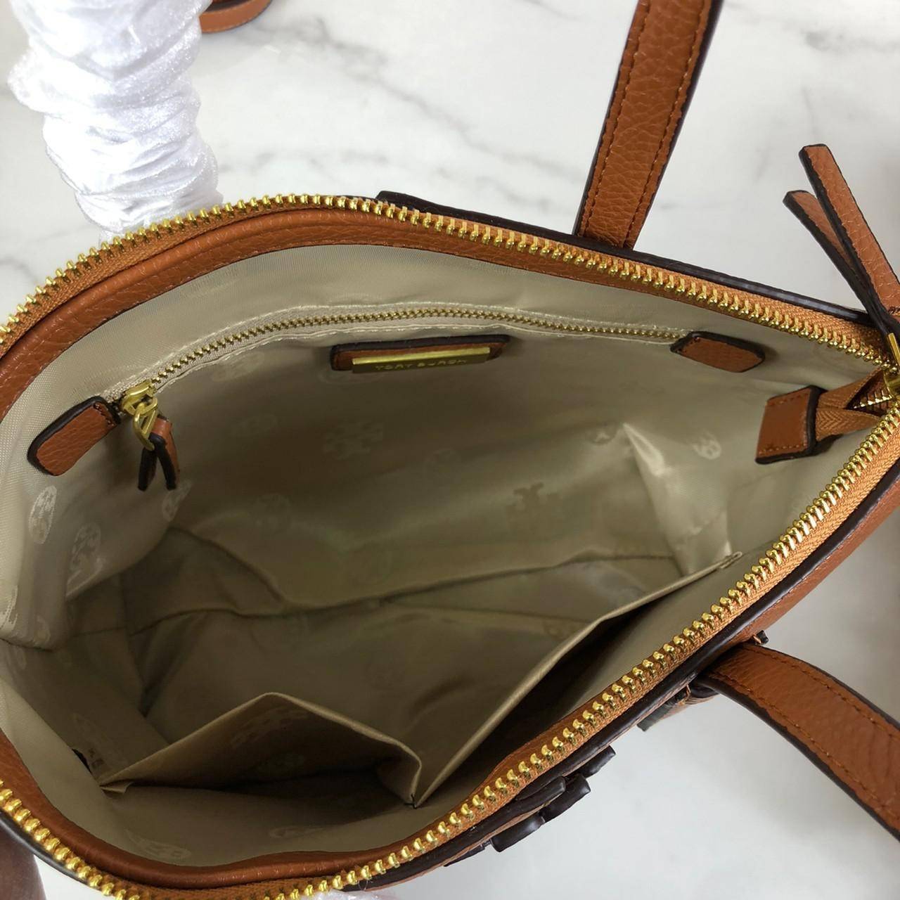 ของแท้ 💯% กระเป๋าถือ หรือสะพาย TORY BURCH เปิด - ปิดกระเป๋าด้วยซิป ด้านในมีช่องซิป 1 ช่องและช่องใส่ของ 2 ช่อง มาพร้อมสายสะพายยาว สามารถถอดและปรับระดับได้ 3 ระดับค่ะ