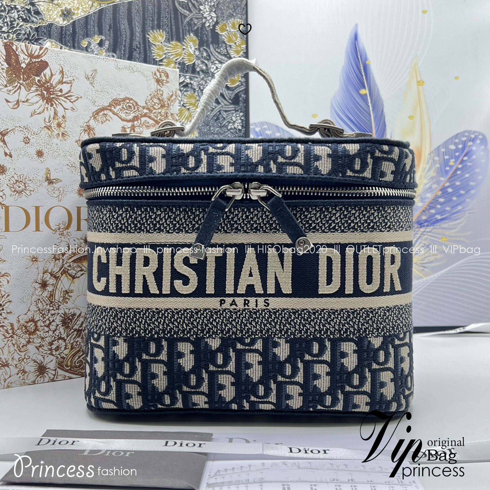 22cm Medium DiorTravel Vanity Case กระเป๋าใส่เครื่องสำอางใบกลาง จุของได้เยอะ มาพร้อมกับลวดลาย Oblique ปักอย่างประณีตและประดับด้วยสัญลักษณ์ Christian Dior Paris มาพร้อมสายสะพายและหูจับในตัว