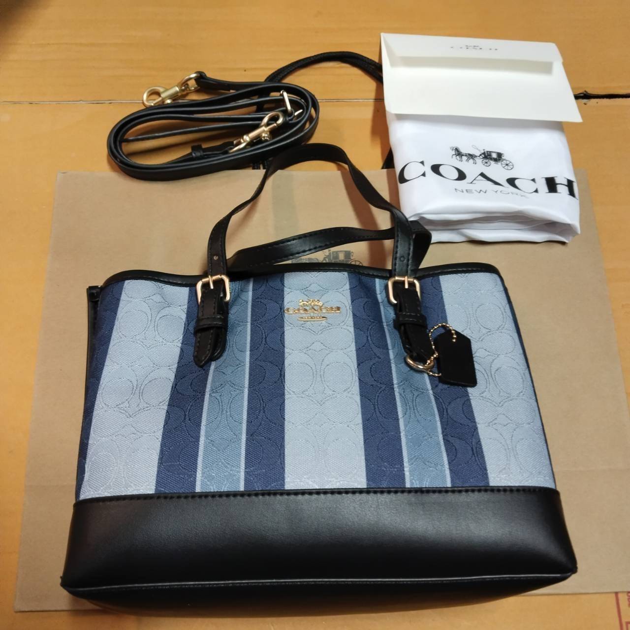 COACH Mollie Tote 25 In Signature Jacquard With Stripes พร้อมส่งที่ไทย ภาพสินค้าถ่ายจากงานขายจริง ใช้งานต่างประเทศได้