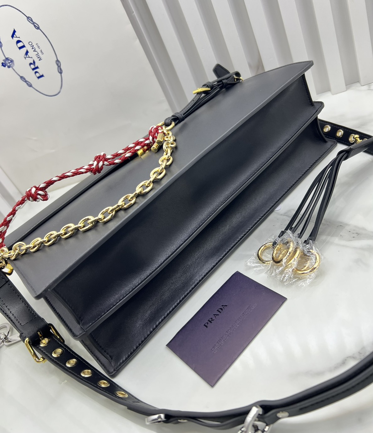 ORI หนังแท้ | 35cm Prada Soft Sound large leather shoulder bag with charms กระเป๋าสะพายทรงกล่องใบใหญ่ รุ่นใหม่ล่าสุด มาแรงแบบเกินต้าน ด้วยดีไซน์เรียบ แต่มีกิมมิคเท่ห์ๆ ที่สายและพวงห้อยหลากสีสุดคิวท์