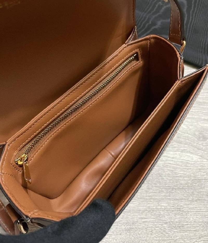 พร้อมส่งรุ่นขายดี!! CELINE CROSSBODY VIP GIFT WITH PURCHASE GWP กระเป๋าพรีเมี่ยมกิ๊ฟ Limited จาก PARFUME DUTYFREE COUNTER สวยอยู่ทรงเปิดปิดด้วยตัวล้อคด้านหน้า ภายในมีช่องใส่ของหลัก พร้อมช่องซิป ใส่กระเป๋าสตางค์กลาง + มือถือได้ ทรงนี้กำลังมาแรงมาก แมชต์ลุค