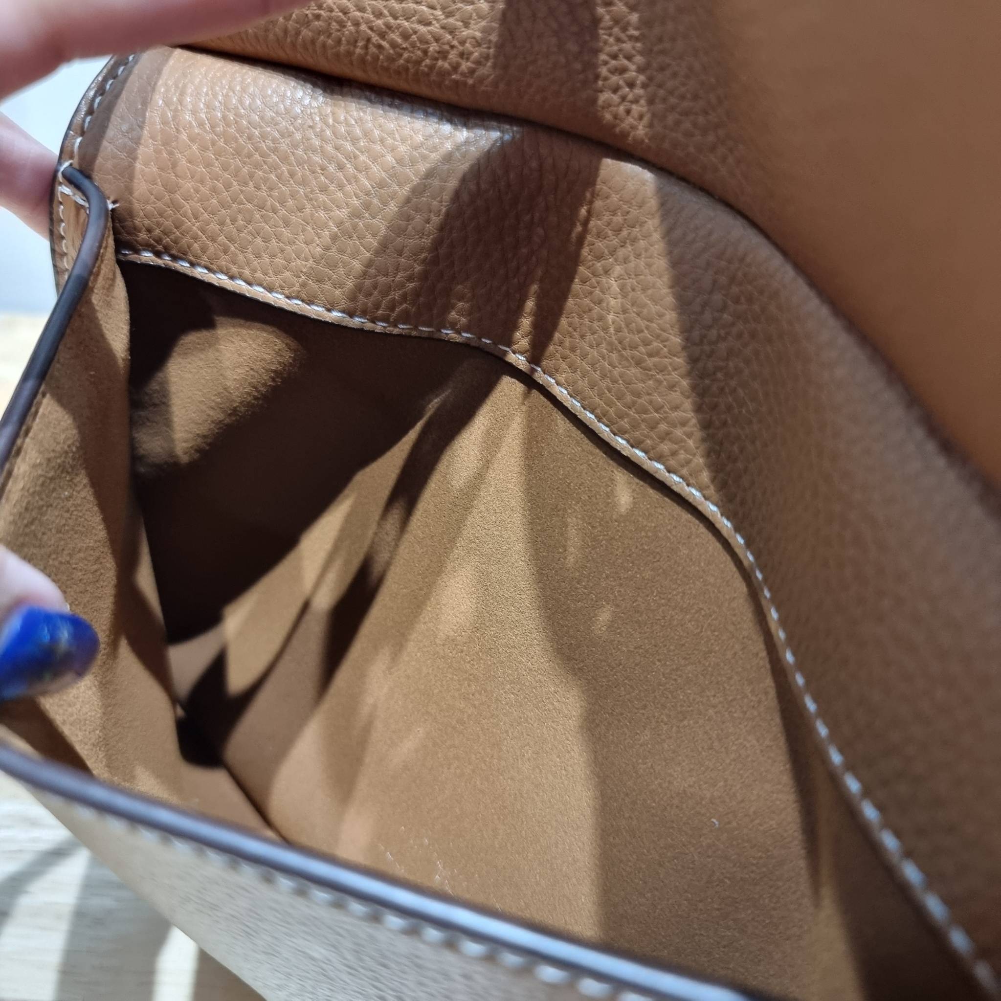 TORY BURCH MILLER TOP HANDLE SATCHEL ใหม่ล่าสุด กับกระเป๋าสะพายรุ่นยอดนิยม ที่มาในดีไซน์ top handle ให้สะดวกใช้ได้มากขึ้นด้วยหูจับในตัว โดดเด่นด้วยโลโก้สีทอง