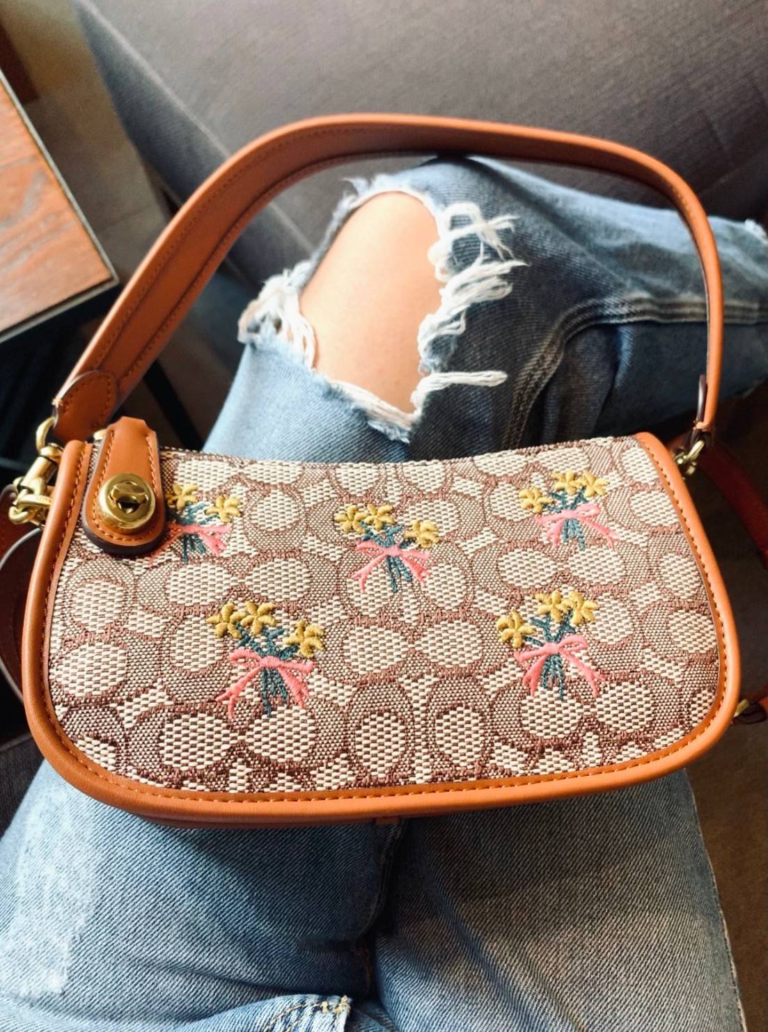 รุ่นใหม่ล่าสุด ต้อนรับหน้าหนาวนี้กันค่าา🎀 COACH SWINGER BAG IN SIGNATURE TEXTILE JACQUARD WITH BOUQUET MOTIF EMBROIDERY ((C6289)) พร้อมส่งที่ไทย จำนวนจำกัด สวยมากๆค่ะ! กระเป๋าหิ้วได้//สะพายข้างได้ วัสดุJacquardทอลายแบรนด์+หนังแท้ ได้ลงตัวสวย ดูคลา