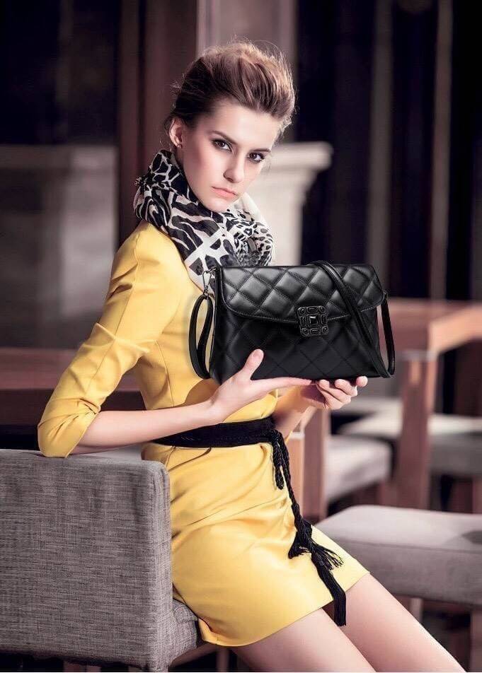 ZARA CROSSBODY BAG กระเป๋าสะพายข้างหนังนิ่ม look like chanel เย็บลายตารางรอบใบ มีตัวล้อค2ชั้น ทั้งกระดุมแม่เหล็กและซิปเดียวด้านใน ฐานกว้างตั้งอยู่ทรง ภายในมีช่องซิปเล็กและช่องใส่มือถือ สามราถใส่มินิไอแพค กระเป๋าสตางค์ทรงยาวได้ มาพร้อมสายสะพาย ถอดและสามารถ