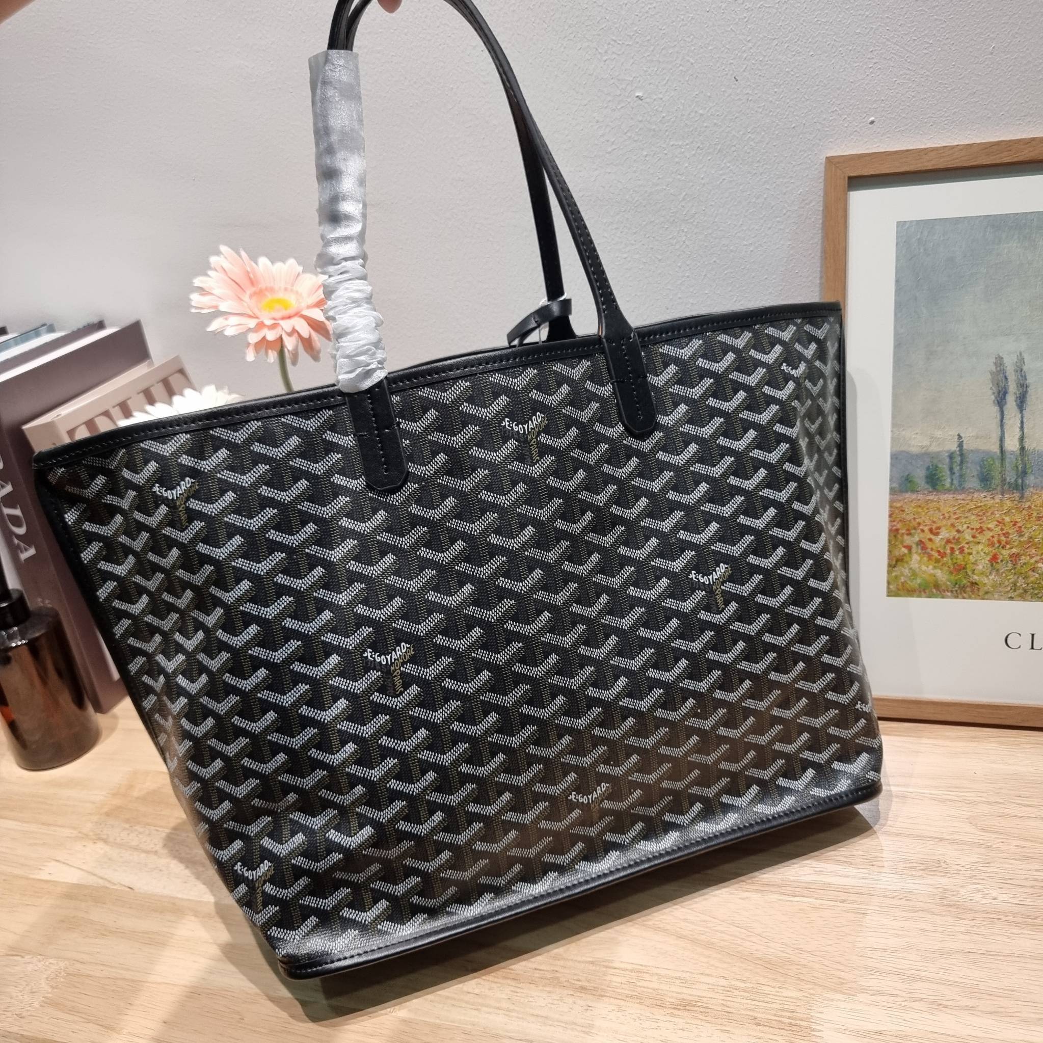 GOYARD ANJOU REVERSIBLE TOTE กระเป๋าสะพายทรงโท้ท ใบใหญ่จุใจ!! กลับด้านใช้ได้ทั้ง 2 ด้าน มาครบสีขายดี เลิศทุกสี รูปทรงคลาสสิค ดีไซน์เป็นเอกลักษณ์ ใช้งานได้หลากหลาย