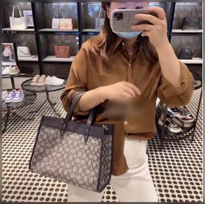 สวยๆ เคลียสต๊อค มีไม่มากจร้าา! COACH TOTE FIELD JACQUARD BAG ((C3282)) กระเป๋าหิ้ว//สะพายข้าง JacquardลายC+หนังแท้ สวยงามลงตัวมากๆค่ะ ปากกระเป๋าเปิดปิดแบบกระดุมแม่เหล็ก ภายในกว้าง สาวๆทีาสัมภาระเยอะบอกเลยเหมาะมากค่ะ