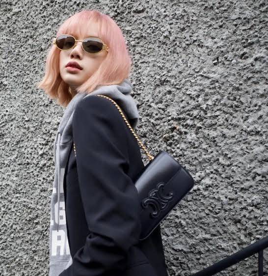 Celine Chain Shoulder Bag Cuir Triompe In Triompe เป็นกระเป๋าถูกประดิษฐ์ขึ้นในรูปทรงมินิมอล นับว่าเป็นกระเป๋าอีกหนึ่งรุ่นในซีรีส์ Triomphe ที่ได้รับความนิยมอย่างมาก โดยเป็นกระเป๋าสะพายไหล่ทรงสี่เหลี่ยมผืนผ้าที่อัดแน่นไปด้วยกลิ่นอายความคลาสสิกตามแบบฉบับของ