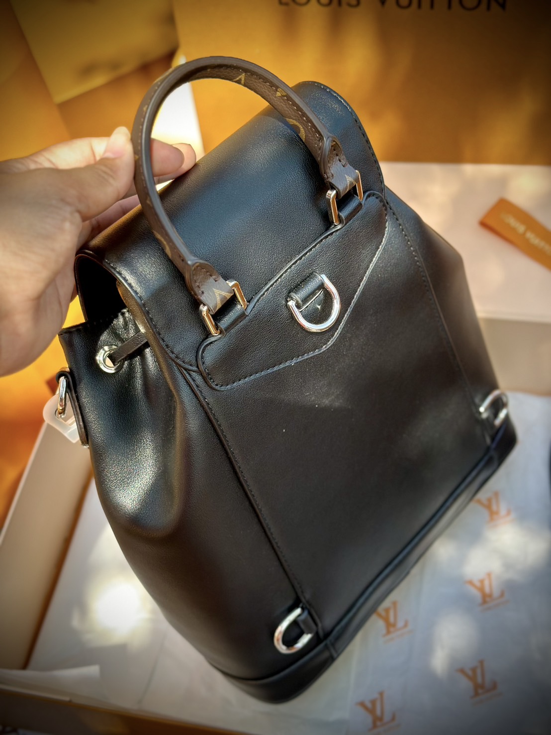 LV Montsouris Vibe PM Backpack bag กระเป๋าเป้รุ่นใหม่สุดหรู หนังแท้สวยเงางามเป็นเอกลักษณ์ 🤍 สินค้าเกรดออริจินอล ภาพถ่ายจากงานขายจริง ใช้งานต่างประเทศได้