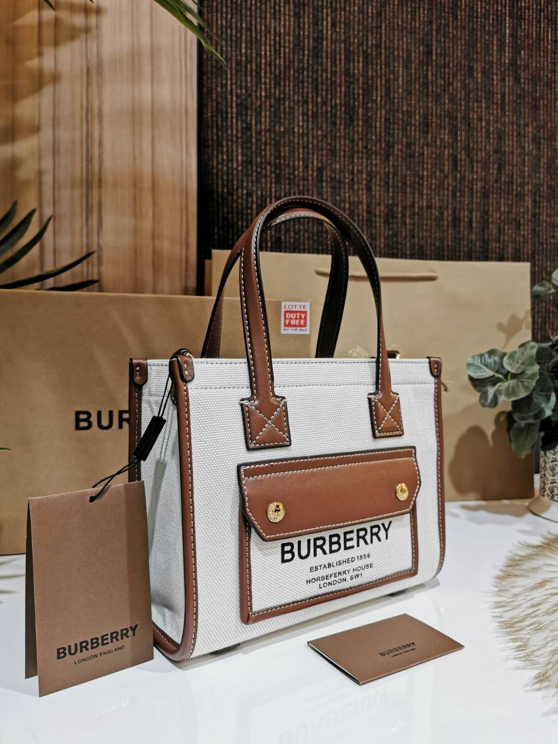 BURBERRY FRAGRANCES CROSSBODY BAG VIP GIFT WITH PURCHASE (GWP) พรีเมี่ยมกิ๊ฟ Limited Edition จาก BURBERRY PERFUME วัสดุ Canvas & Leather ทรงเหลี่ยม TwoTone ดีไซน์สวยอยู่ทรง ด้านหน้ามีช่องใส่ของ ภายในโล่งกว้าง สามารถใส่กระเป๋าสตางค์ยาว มือถือ ของใช้ได้เยอะ