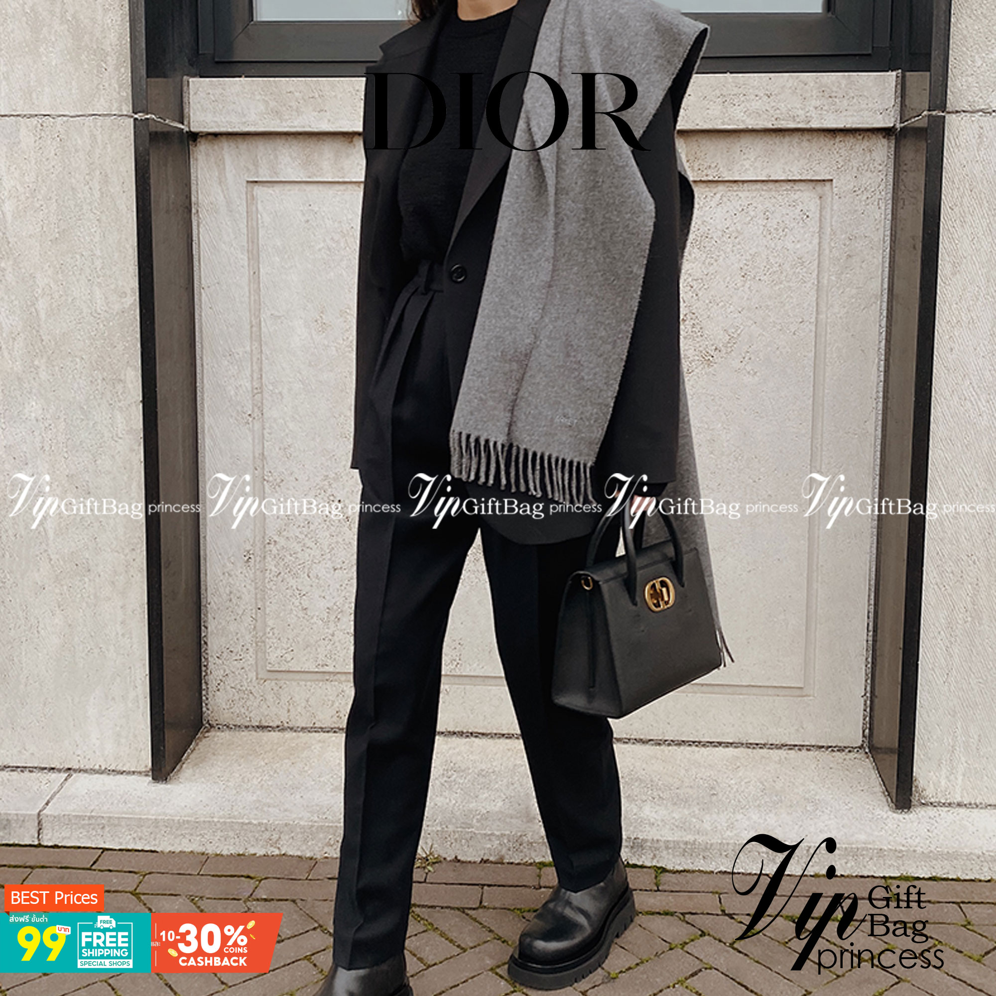 หนังแท้ DIOR Medium ST Honore Tote Collection Fall/Winter 2020-2021 มาในรูปแบบกระเป๋าทรงสี่เหลี่ยมที่ได้มาตรฐาน ทำจากหนังลูกวัว (Calfskin) ลายเกรน ซึ่งสื่อถึงความหรูหราได้อย่างลงตัว ตัวด้ามจับ มีการเย็บเข้าด้านในของกระเป๋าเพื่อเพิ่มความแข็งแรงทนทาน ด้านหน