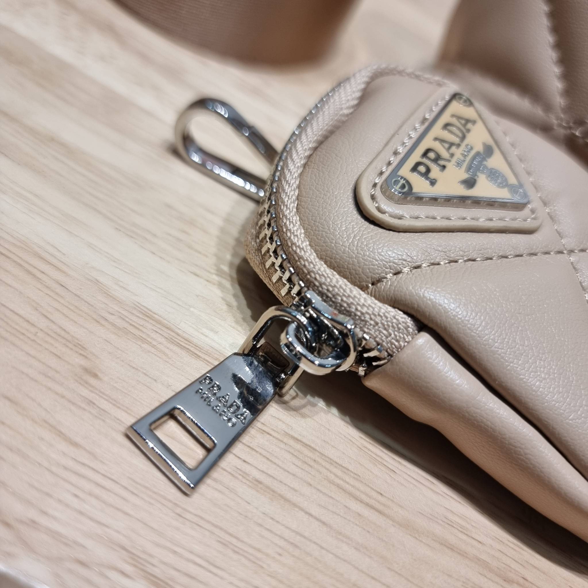 PRADA LEATHER PADDED BAG ใหม่ล่าสุด กับคอลเลคชั่นที่ทำออกมาตอบโจทย์ได้ทุกไลฟ์สไตล์ และเป็นยูนิเซ็กส์ กับกระเป๋าทรงโท้ท ขนาดกำลังดี วัสดุหนังเรียบ ตัดเย็บเดินเส้นลายตาราง ปากกระเป๋ามีซิปเปิดปิด ภายในเป็นช่องโล่ง