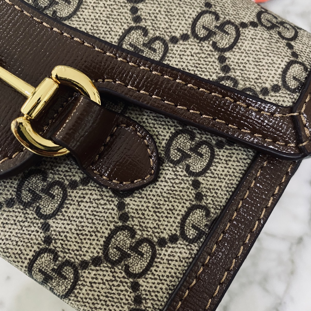 GUCCI Horsebit 1955 Mini Bag กระเป๋าสะพายทรงกล่องสวยอยู่ทรง ใส่โทรศัพท์หรือของใช้เล็กน้อยได้อย่างคล่องตัว แฝงความหรูราคาดีงามจัดมาให้พร้อม box set เป็นใบที่จะหยิบใช้ได้บ่อยๆ ด้วยขนาดกำลังดีใบนี้เอาอยู่เลยค่ะ