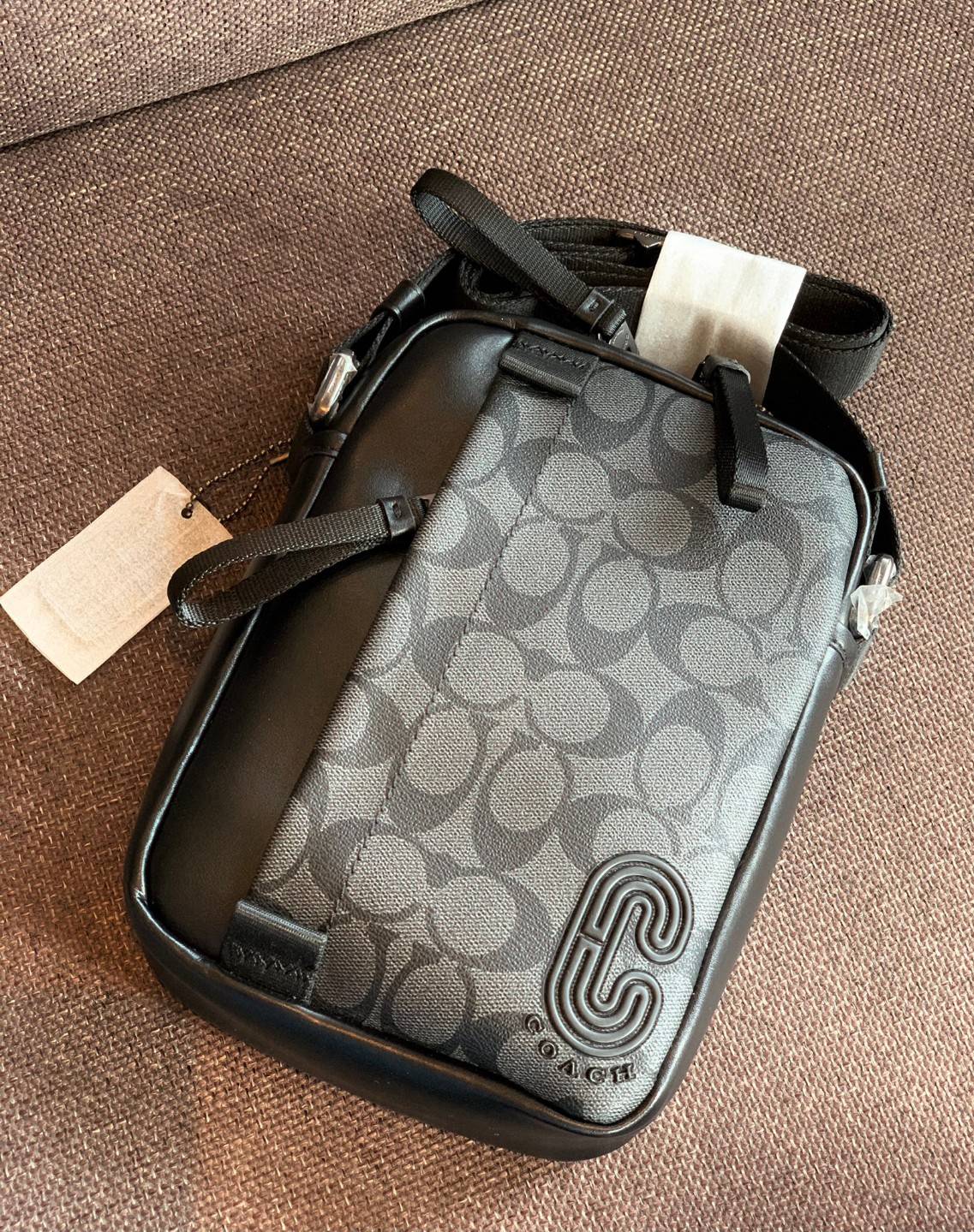 รุ่นที่คุณผู้ชาย2021 ต้องมีค่ะ💥 COACH 6788 EDGE STRADDLE SHOULDER BAG พร้อมส่งที่ไทย น่าใช้มากๆค่าา🔥 กระเป๋าสะพายแบบครอสบอดี้ร์ ทรงสวย หนังแท้นิ่มอย่างดีค่ะ ด้านหน้ามีช่องซิปซ่อนให้หนึ่งช่องนะคะ เปิดปิดช่องหลักแบบซิปคู่ภายในลึก ใส่ของจำเป็