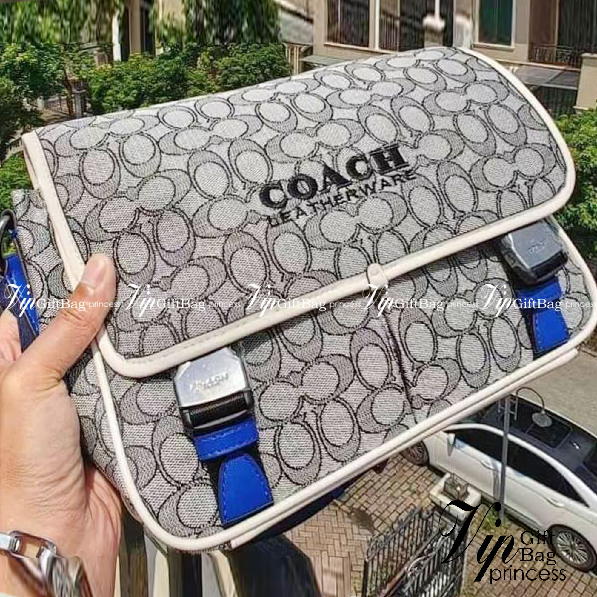 Coach C9158 League Messenger Bag Crossbody Sling Bag ใหม่ล่าสุด คอลที่หนุ่มๆก็ต้องใจละลายไม่แพ้สาวๆ กับกระเป๋าสะพายทรงแมสเซนเจอร์ ดีไซน์ทรงคลาสสิคใช้งานง่าย ดีเทลน้อยแต่มาก!! ดูดีดูแพงเกินเบอร์ไปเลย ภายในเป็นช่องโล่ง มีช่องแยก แบ่งสัดส่วนได้ดีมากๆ มาพร้อม