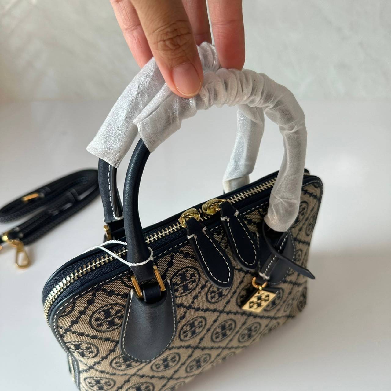 TORY BURCH MINI PEBBLED SWING BAG / Tory Mini Swing Bag in Pebbled Leather / T Monogram Jacquard Swing Bag กระเป๋าสะพาย คอลเลคชั่นใหม่ล่าสุดดีไซน์สุดคลาสสิก รูปทรงโดม