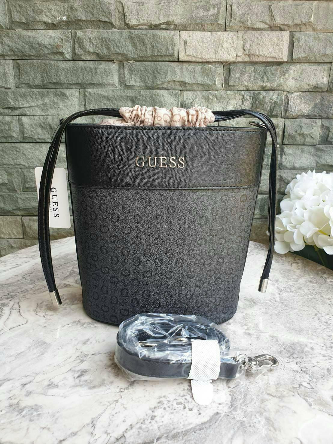 3สี Guess Bucket Bag กระเป๋ารุ่นใหม่ล่าสุด อวดไอเทมแสนเก๋กับกระเป๋าทรงถังสุดน่ารัก พิมพ์ลายรอบใบ วัสดุ Saffiano PU คุณภาพดี นิ่ม น้ำหนักเบา ด้านหน้าประดับด้วยโลโก้แบรนด์สวยโดดเด่น เปิดปิดด้วยเชือกหนังใช้หูรูดปลายเชือกประดับอะไหล่เงินสะดวกใช้ ด้านในโล่งกว้