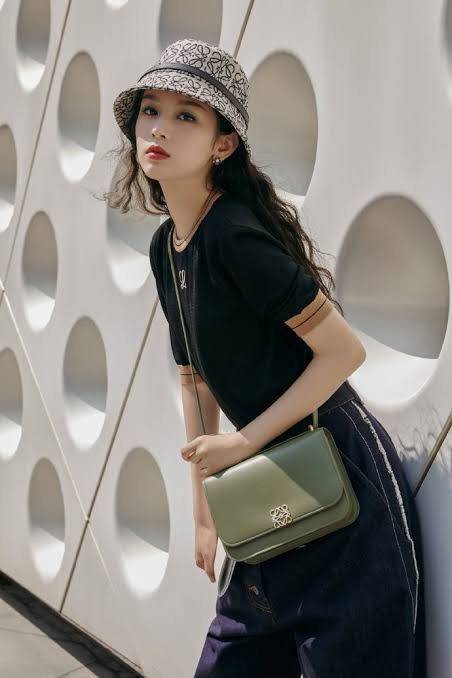 Medium : LOEWE Goya anagram leather shoulder bag กระเป๋าทรง GOYA รูปทรงกล่องอันคลาสสิกที่มาพร้อมรายละเอียดอันน่าค้นหา พร้อมด้วยโครงสร้างที่เปี่ยมไปด้วยสเน่ห์น่าค้นหา มีช่องใส่ของขนาดกว้างและเป็นทรงทำให้การจัดการสิ่งของต่างๆ ของสาวๆ นั้นง่ายดายมากยิ่งขึ้น 
