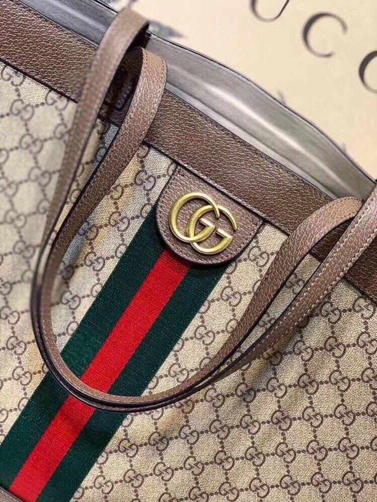 VIP GIFTbag 】GUCCI Ophidia Gg Supreme Tote Bag กระเป๋าถือสะพายไหล่ทรง shopping ขนาดจุคุ้มสุดๆ!! วัสดุหนังแท้ ดีไซน์คลาสสิค อยู่ทรงสวย เรียบหรู มาพร้อมใบเล็กน่ารัก ายในเป็นช่องโล่งกว้างมาก ใส่เสื้อผ้าไปต่างจังหวัดได้ 1-2 วัน หรือจะสะพายไปต่างประเทศก็เก๋ๆ ใ