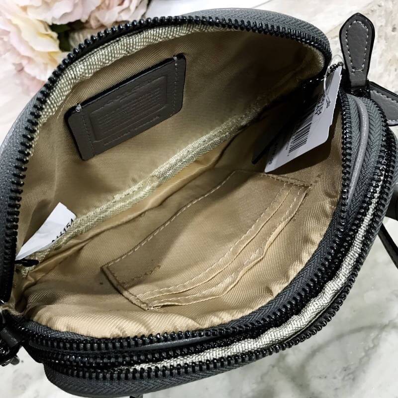 COACH FACTORY Crossbody Clutch with Rivets กระเป๋าสะพายพร้อมสายคล้องข้อมือ ขนาดกำลังน่ารัก วัสดุหนังเรียบ สวยอยู่ทรง ด้านหน้ามี logo brand ประดับหมุดรอบสุดชิค เปิดปิดด้วยซิป แบ่ง 2 ช่อง ภายในโล่ง มีช่องเล็ก พร้อมสายคล้องข้อมือ และสายยาวถอด ปรับได้ค่ะ